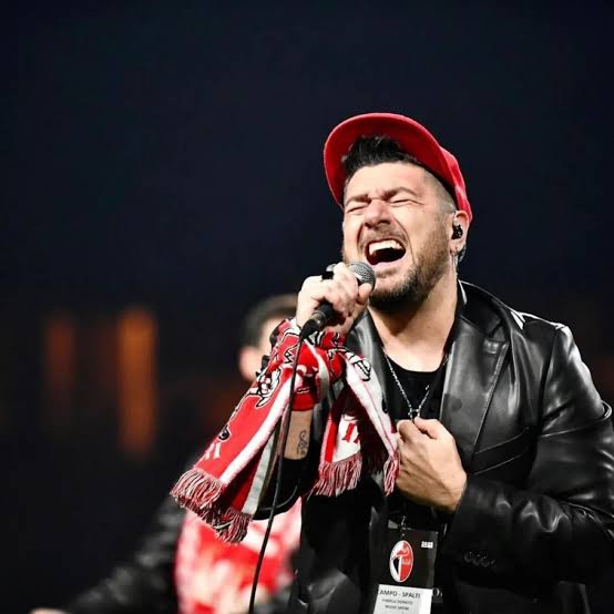Il cantante dei Denny Music durante un concerto